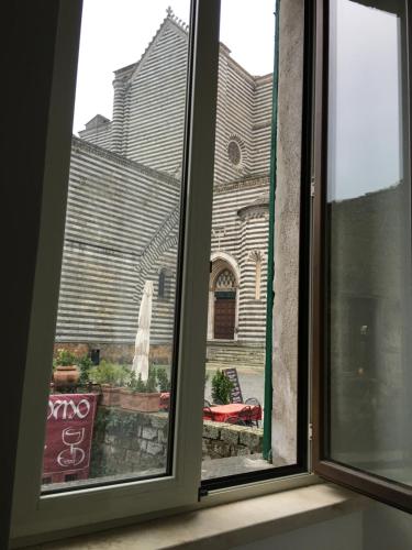 a window with a view of a church at La Dimora alle Scalette in Orvieto