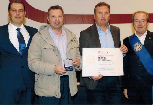 a group of men holding a certificate and a sign at Agriturismo il Cascinale in Treviso