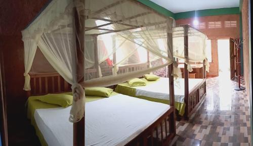 two bunk beds are in a room withthritisthritisthritisthritisthritisthritisthritisthritis at Terico resort in Belihuloya
