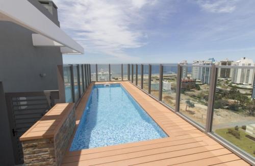 a swimming pool on the balcony of a building at Apartamento Chronos in Punta del Este
