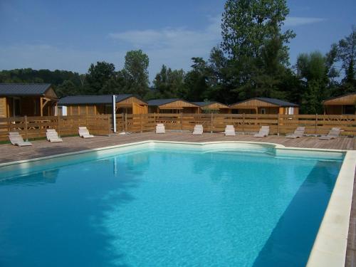 Bazén v ubytovaní La Tour du Loup alebo v jeho blízkosti