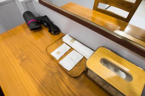 ein Badezimmer mit Toilette in einem Zimmer in der Unterkunft บ้านคุณ เฮ้าส์ in Phrae