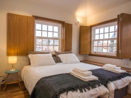 um quarto com uma cama com toalhas em Belomont6 Apartments no Porto