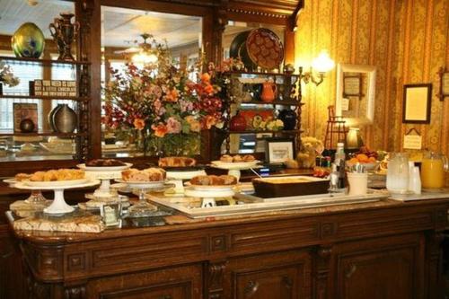 un buffet con muchos tipos diferentes de comida en una barra en Gunn House Hotel, en Sonora