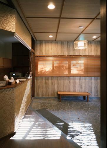 a waiting room with a bench and a table at 光沙の森 in Hakone
