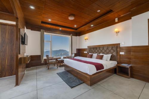 a bedroom with a bed and a desk and a window at Sunrise Villa in Fagu