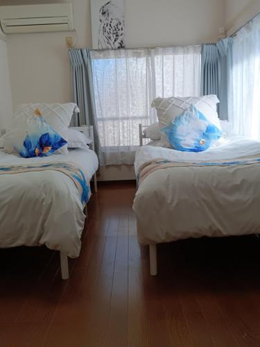 a bedroom with two beds and a window at Tokyo downtown in Tokyo