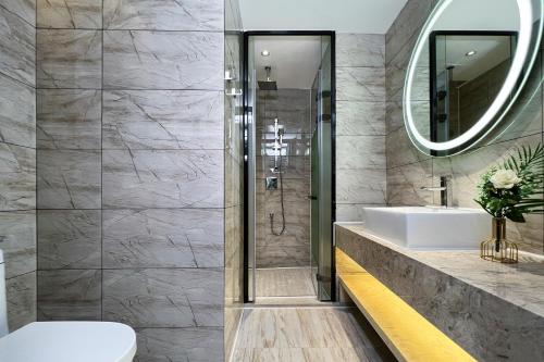 a bathroom with a sink and a shower at 啡诺艺术美居 in Guangzhou