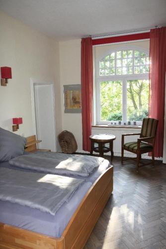 a bedroom with a bed and a large window at Abschalten und Kraft tanken im Wendland in Schreyahn