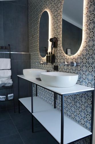 un bagno con due lavandini e due specchi di Villa Catalano a Paola