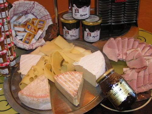 a plate with different types of cheese and jam at Au Soleil, Hôtel Restaurant & Spa in Valff