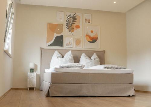 ein Schlafzimmer mit einem großen Bett und weißen Kissen in der Unterkunft Finca Berlin nähe Olympiastadion in Berlin