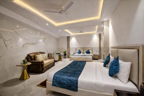 a bedroom with a large bed and a couch at Hotel International Inn - Near Delhi Airport in New Delhi