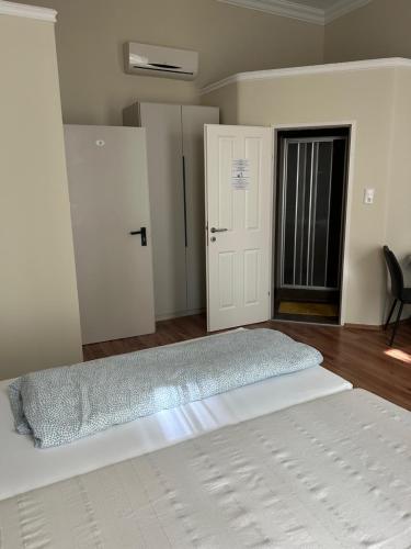 Un pat sau paturi într-o cameră la K+T Boardinghouse