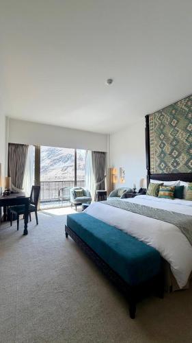 a large bedroom with a large bed and a desk at Sost Serena Hotel in Gircha