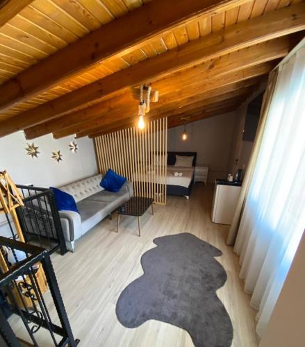 ein Wohnzimmer mit einem Bett und einer Couch in der Unterkunft pars otel in Tuzla