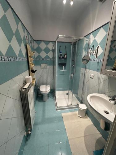 a bathroom with a shower and a toilet and a sink at Appartamento con giardino Coppo Sirolo in Sirolo