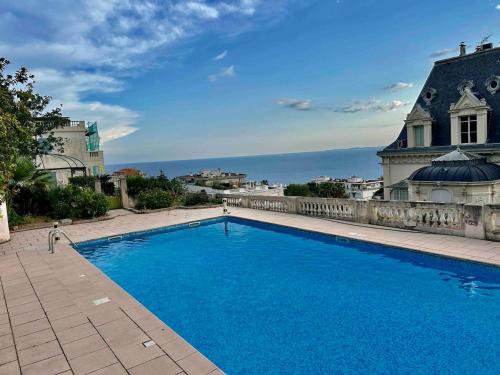 Apartment with large terrace & sea view over Nice