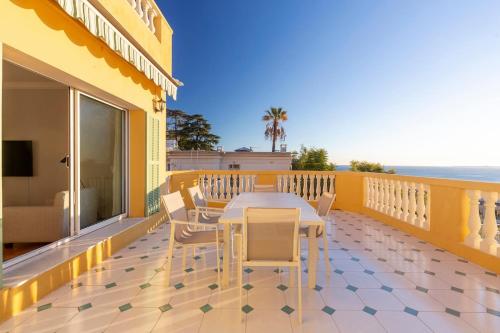 Apartment with large terrace & sea view over Nice