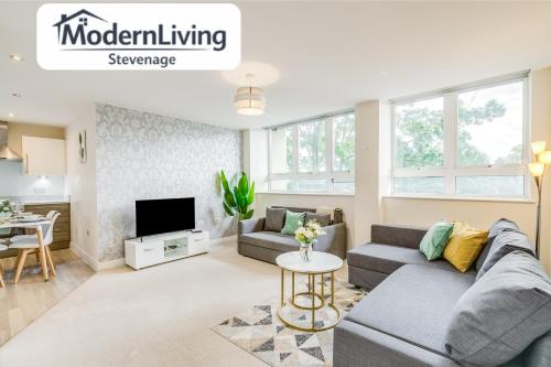 a living room with a couch and a table at ModernLiving Stevenage 2 Bedroom Apartment Town Centre Sleeps 8 in Stevenage