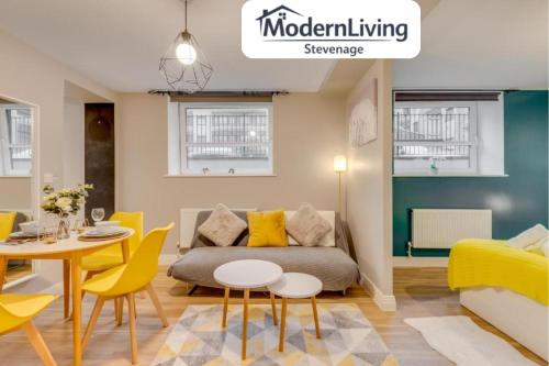 a living room with a couch and a table at ModernLiving Stevenage 1 Bedroom Apartment Town Centre Sleeps 4 in Stevenage