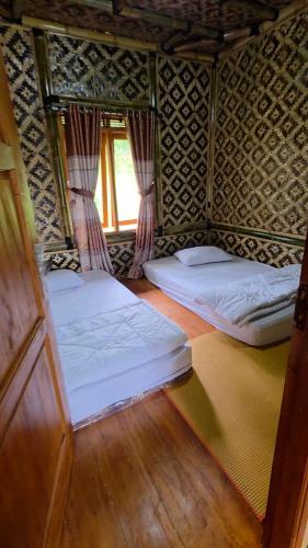 two beds in a small room with a window at Villa zann kaktus in Nempel