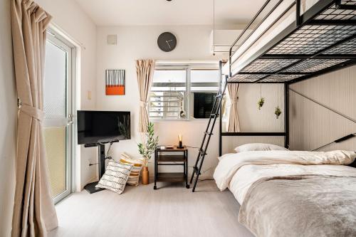 5 min walk to Kokusai St Artsy room with 2 beds