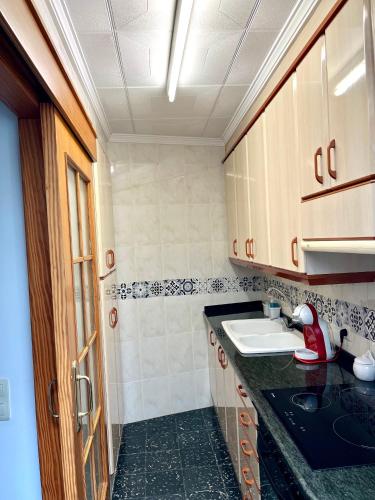 a small bathroom with a sink and a shower at Casa caloret -Playa y centro a 2 min - 1ªPlanta in Vinarós