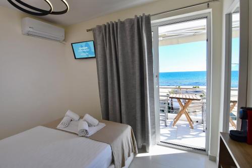 Un pat sau paturi într-o cameră la Cocoon Hotel-Beach bar