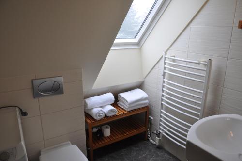 Vannas istaba naktsmītnē Willa Marma B&B