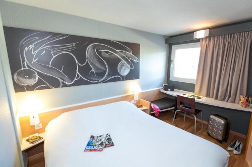 a hotel room with a bed and a desk at ibis Marseille Timone in Marseille