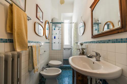 ローマにあるColosseo Holiday Houseのバスルーム(洗面台、トイレ、鏡付)