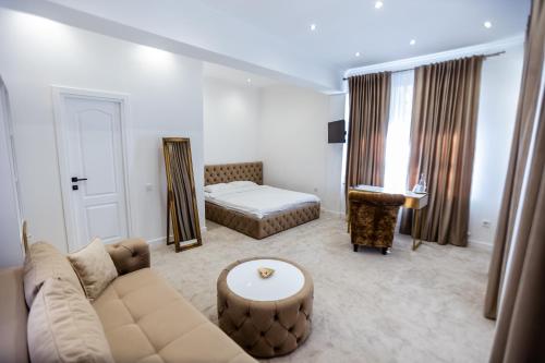 a living room with a couch and a bed at Villa Jolie in Craiova