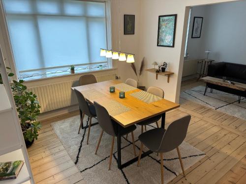 ein Esszimmer mit einem Holztisch und Stühlen in der Unterkunft Plads til 5 in Samsø