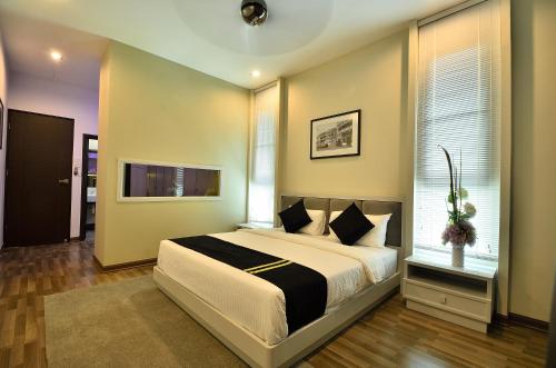 a bedroom with a large bed and a window at Iris Luxury Service Villa in George Town