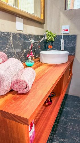 a bathroom with a sink and a counter with towels at Vila Carmen Imperial in Domingos Martins
