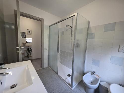 a bathroom with a shower and a sink and a toilet at Zenzero Comfort Apartment in Bellagio