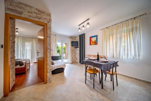 Apartment in Lopar with Balcony, Air condition, WIFI (4738-1)
