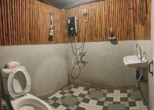 a bathroom with a toilet and a sink at Sapan Goodview สะปันกู๊ดวิว in Ban Na Luang