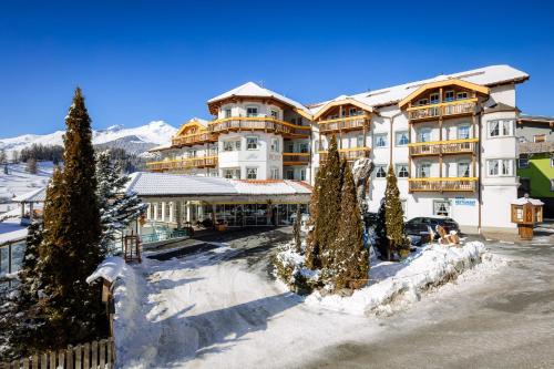 un hotel en las montañas con nieve en el suelo en Hotel Post, en Nauders