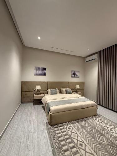 a bedroom with a large bed and a large rug at شقة Vip عائلية وصول ذاتي in Hafr Al-Batin