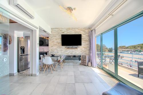 Stylish Marina Bungalow, 2 Bedrooms, Pool Access