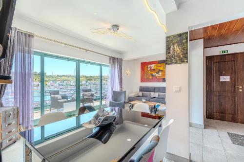Stylish Marina Bungalow, 2 Bedrooms, Pool Access
