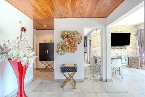 Stylish Marina Bungalow, 2 Bedrooms, Pool Access
