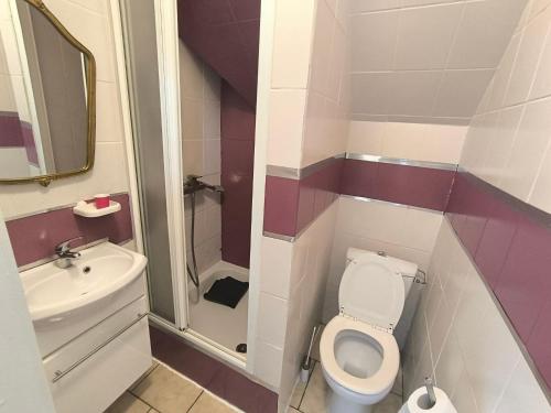 a small bathroom with a toilet and a sink at Villa vague bleue Blankenberge in Blankenberge
