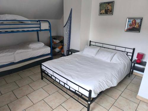 a bedroom with two bunk beds in a room at Villa vague bleue Blankenberge in Blankenberge