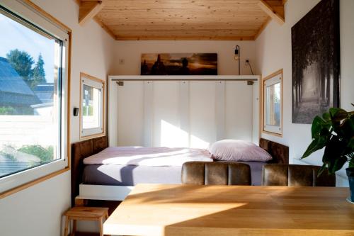 a bedroom with a bed and a window at Modernes Tiny Haus in Berlin Spandau in Berlin
