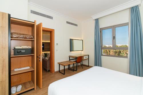 Llit o llits en una habitació de Hasanah suites