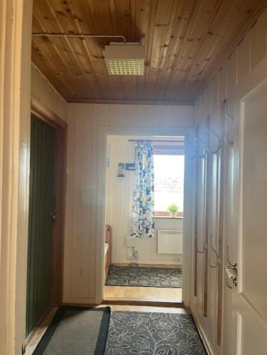 a hallway with a door to a room with a window at Tenant Farm House in Dverberg