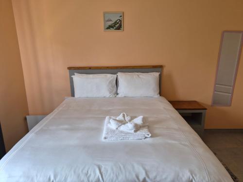 Llit o llits en una habitació de Bataung Guest House